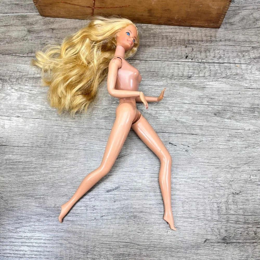 1979 Mattel Beauty Secrets Barbie Doll Nude,‎ articulated hands